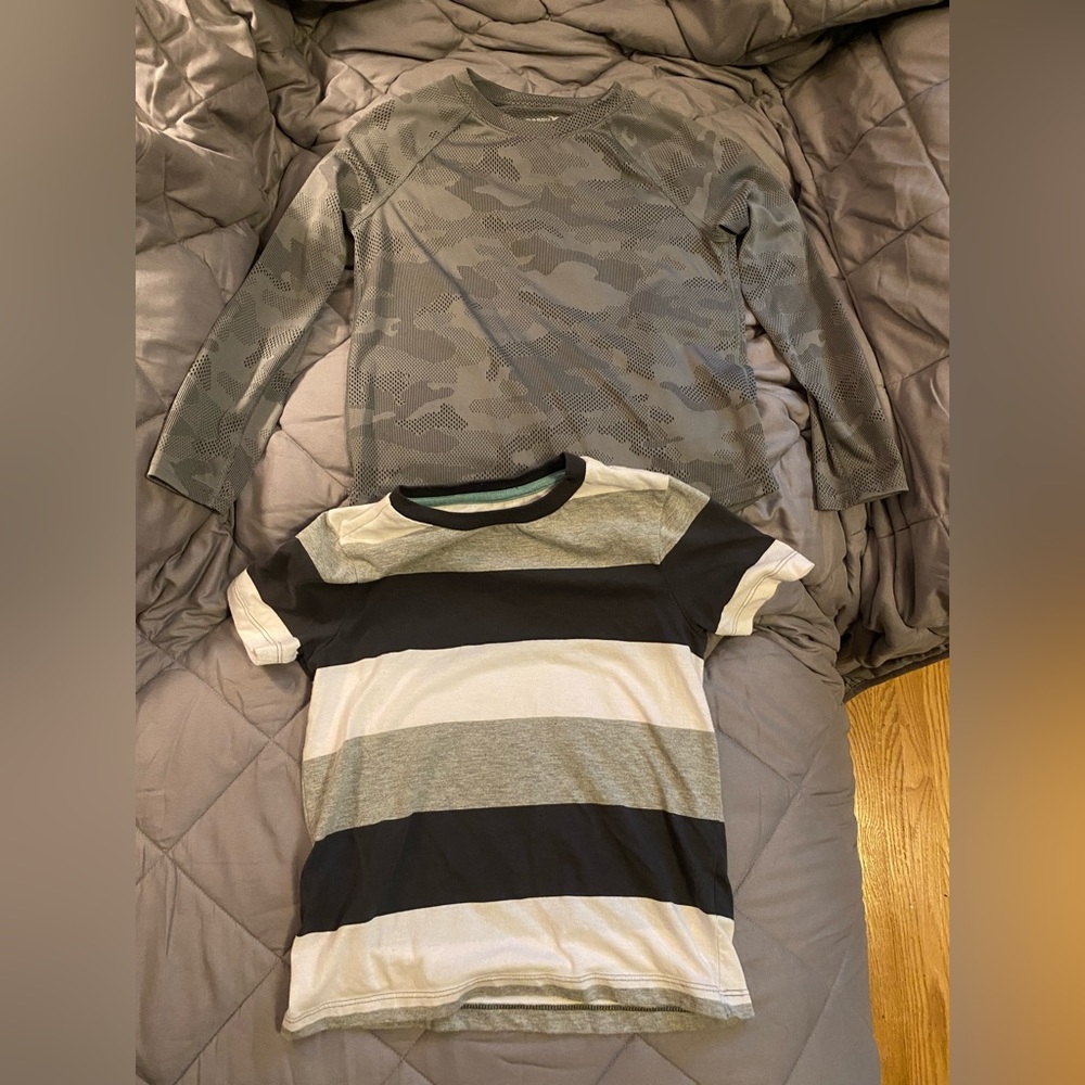 Old Navy Size S (6-7) - 2-Pack Long Active Grey & Grey/White Short Sleeve Tees!